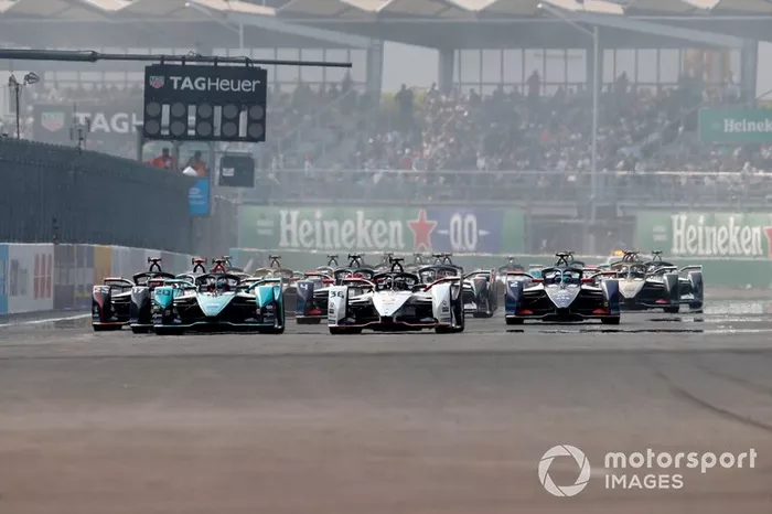 Mitch Evans, Jaguar Racing, Jaguar I-Type 4 battles with Andre Lotterer, Porsche, Porsche 99x Electric at the start