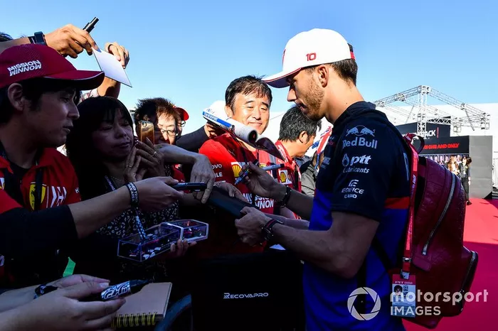 Pierre Gasly, Toro Rosso signs an autograph for a fan 