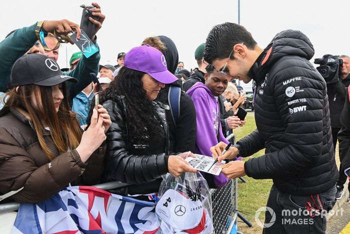 Esteban Ocon, del equipo Alpine F1, firma autógrafos para los aficionados