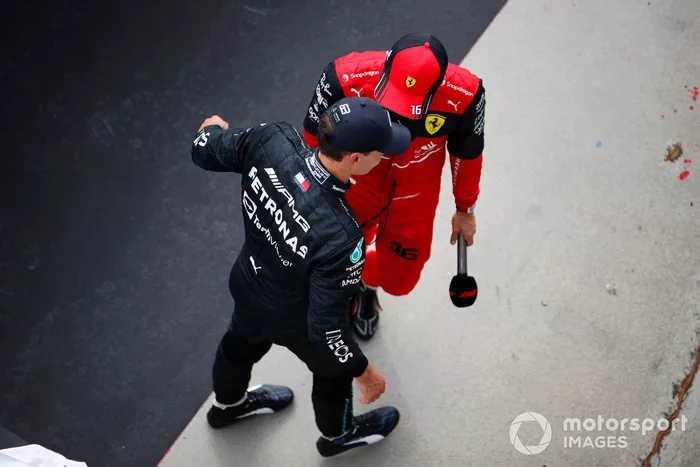 Ganador de la pole George Russell, de Mercedes-AMG, es felicitado por Charles Leclerc, de Ferrari, en el Parc Ferme