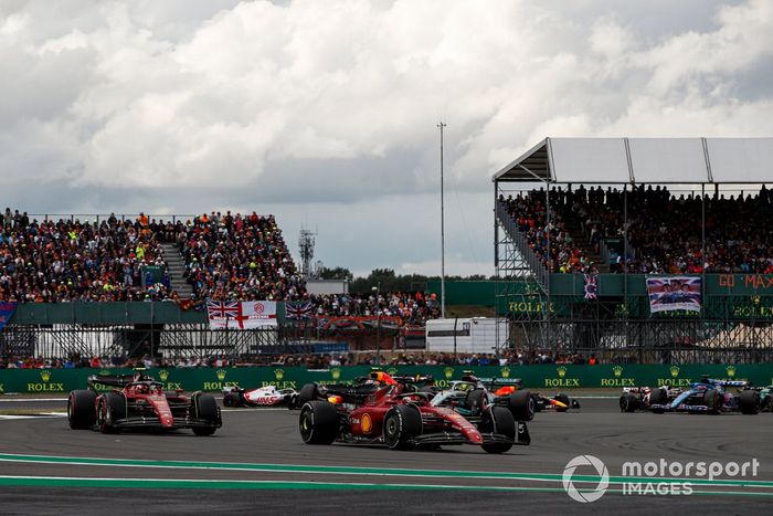 Charles Leclerc, Ferrari F1-75, Carlos Sainz, Ferrari F1-75, Lewis Hamilton, Mercedes W13