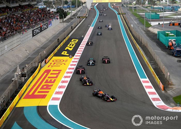 Max Verstappen, Red Bull Racing RB18, Sergio Pérez, Red Bull Racing RB18, Charles Leclerc, Ferrari F1-75, Lewis Hamilton, Mercedes W13, Carlos Sainz, Ferrari F1-75, en la salida