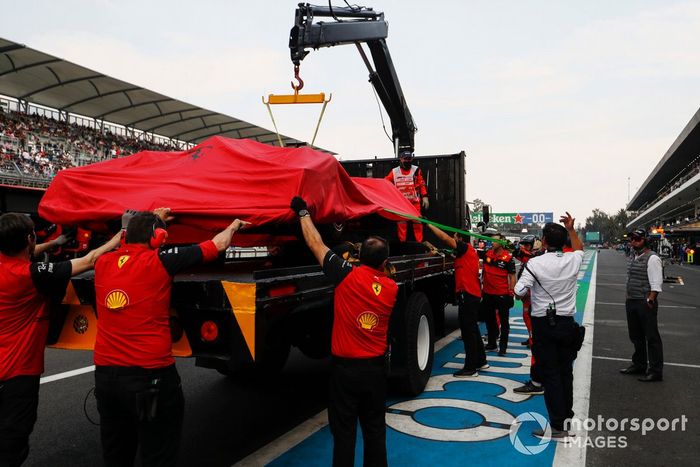 El coche de Charles Leclerc, Ferrari F1-75, vuelve al garaje