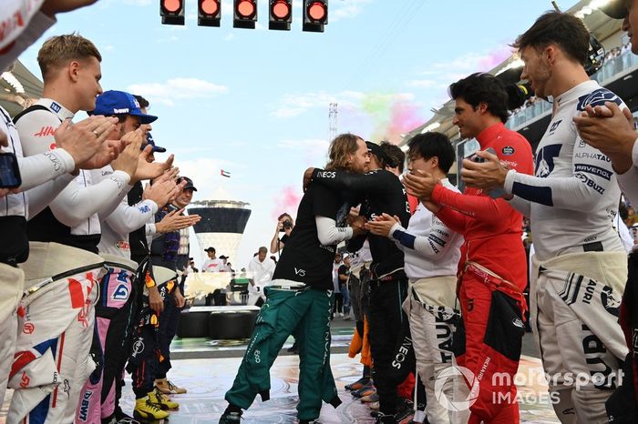 Sebastian Vettel, Aston Martin, recibe una guardia de honor de los demás pilotos de la parrilla antes de la salida de su última carrera en la F1