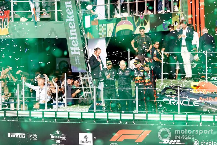 Podio: Cae confeti mientras Lewis Hamilton, Mercedes AMG, 2ª, Max Verstappen, Red Bull Racing, 1ª posición, Sergio Pérez, Red Bull Racing, 3ª posición, celebran