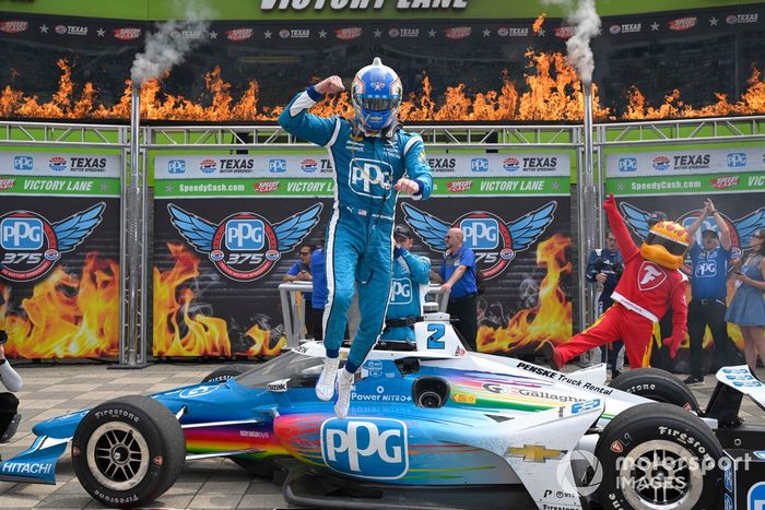 Josef Newgarden, Chevrolet del equipo Penske, celebra en el Victory Lane