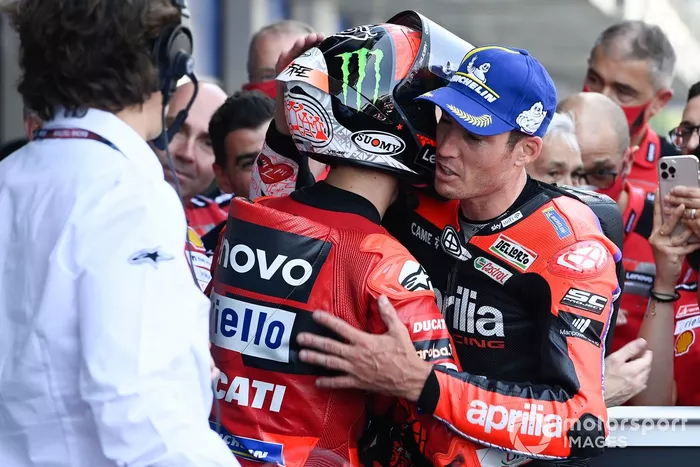 Ganador de la pole Francesco Bagnaia, Equipo Ducati. tercero Aleix Espargaró, equipo Aprilia Racing