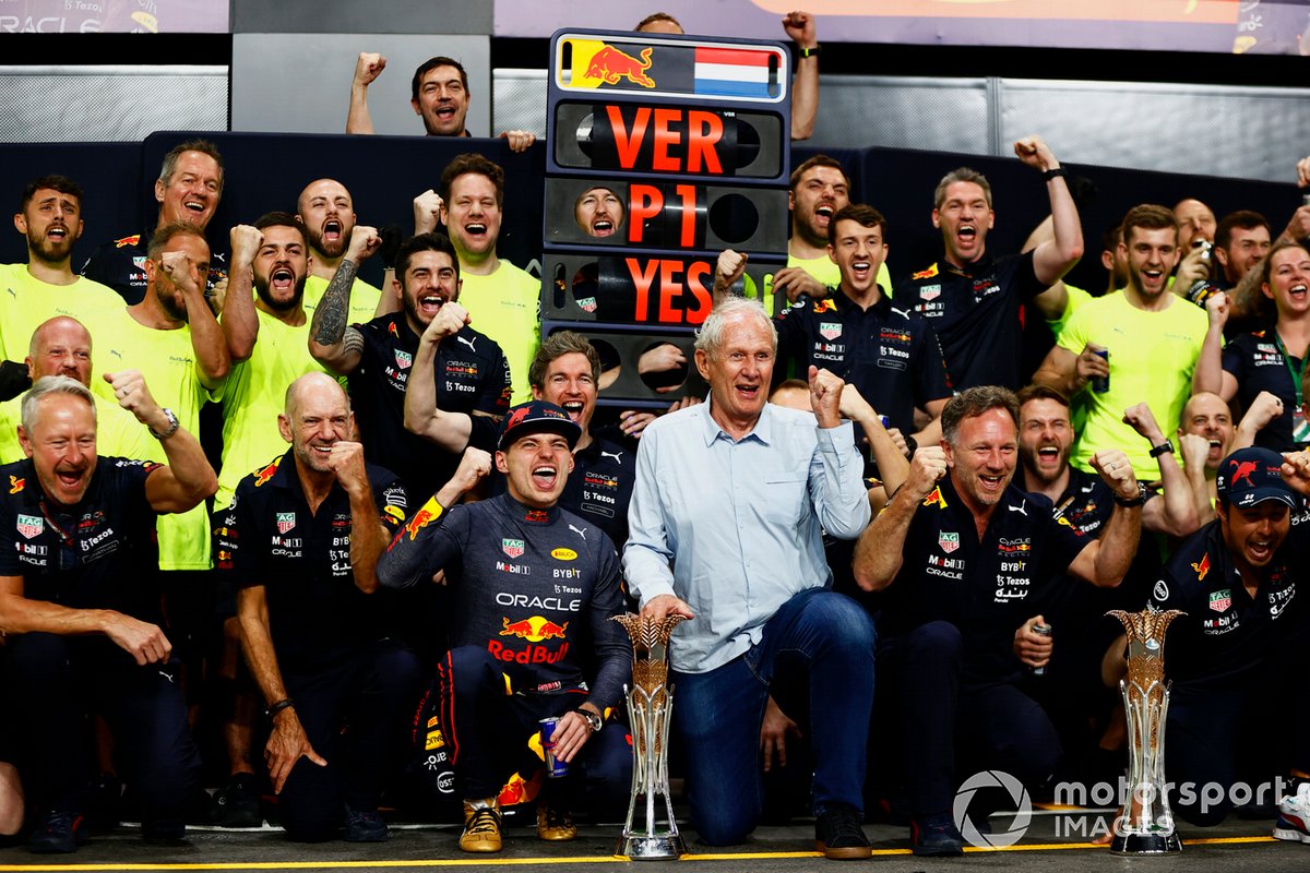 Max Verstappen, Red Bull Racing, Helmut Marko, Penasihat Red Bull Racing, Christian Horner, Prinsipal Red Bull Racing, dan seluruh anggota tim Red Bull Racing berselebrasi