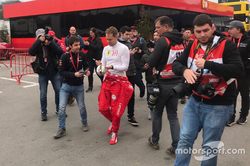 Sebastian Vettel, Ferrari, met fan