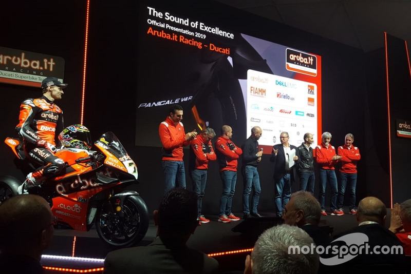 Chaz Davies, Aruba.it Racing-Ducati SBK Team, sul palco con il team