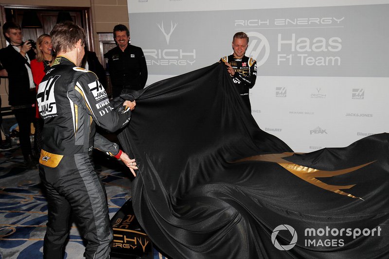 Romain Grosjean, Haas F1 Team e Kevin Magnussen, Haas F1 Team, svelano la nuova livrea sulla VF-18 del Team Haas F1