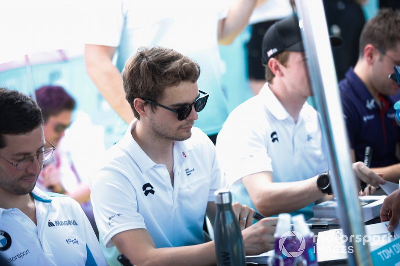 Tom Dillmann, NIO Formula E Team firma autógrafos