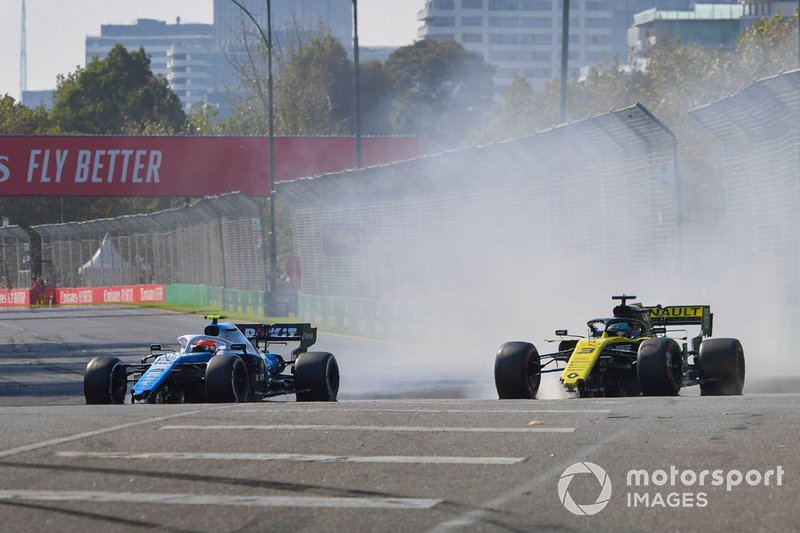 Robert Kubica, Williams FW42 y Daniel Ricciardo, Renault R.S.19 en la salida