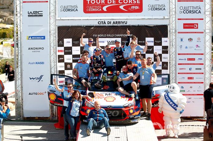 Podio: Thierry Neuville, Nicolas Gilsoul, Hyundai Motorsport Hyundai i20 Coupe WRC con el equipo
