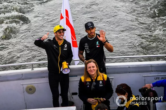 Daniel Ricciardo, Renault y Lewis Hamilton, Mercedes AMG F1 saludan a los fans desde el barco