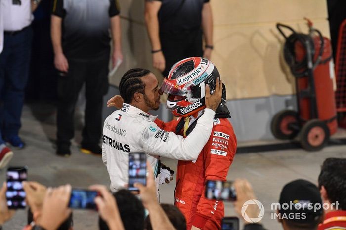Lewis Hamilton, Mercedes AMG F1, 1° classificato, con Charles Leclerc, Ferrari, 3° classificato, nel parco chiuso