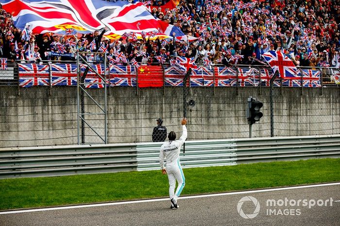Lewis Hamilton, Mercedes AMG F1, celebra con los aficionados