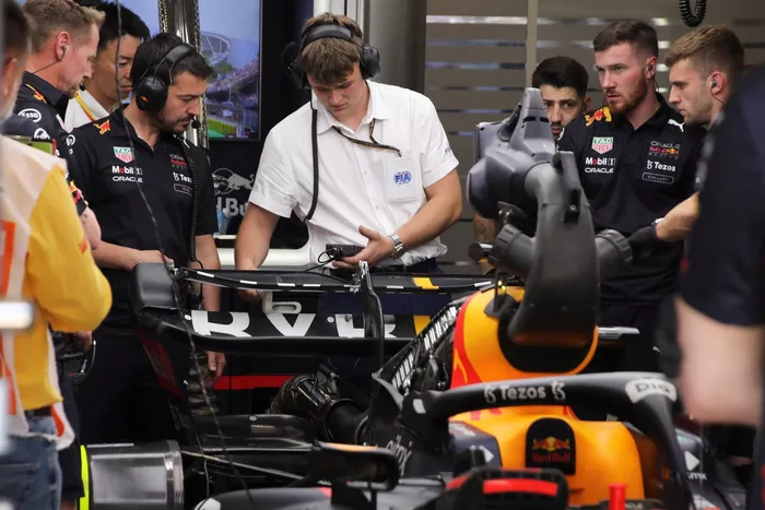 Los mecánicos trabajan en el DRS de Max Verstappen, Red Bull RB18