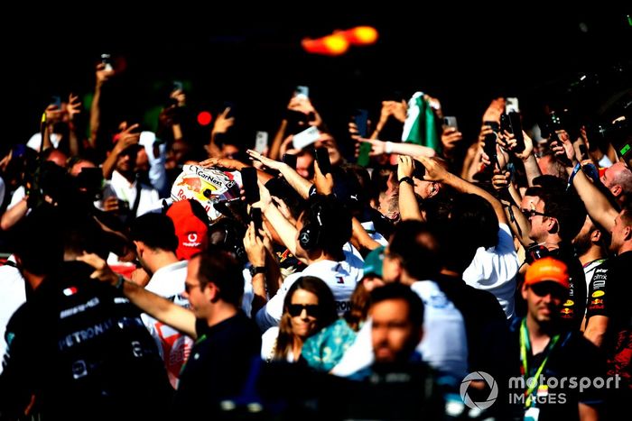 Los aficionados se reúnen para la ceremonia del podio