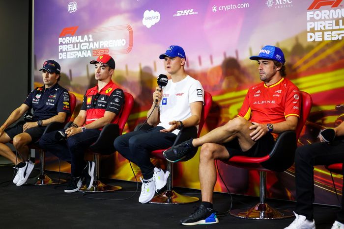 Sergio Pérez, Red Bull Racing, Charles Leclerc, Ferrari, Mick Schumacher, Haas F1 Team, Fernando Alonso, Alpine F1 Team