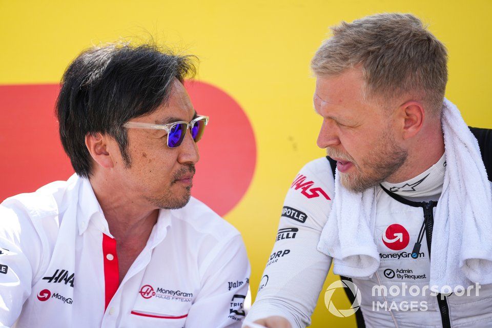 Ayao Komatsu, dyrektor zespołu, Haas F1 Team, Kevin Magnussen, Haas F1 Team, na starcie