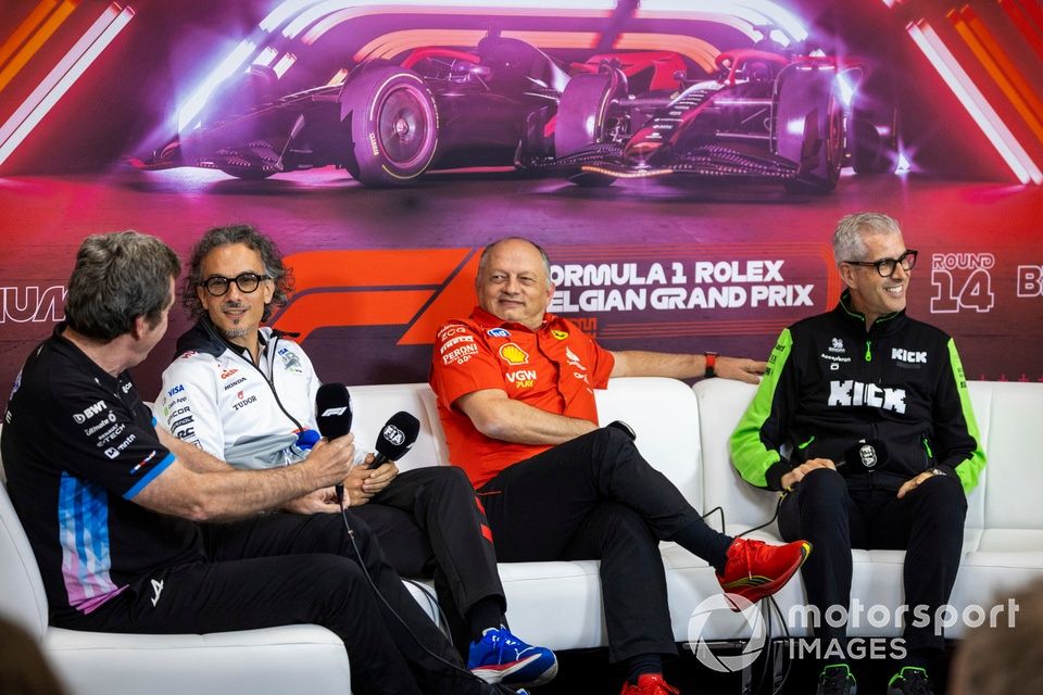 Bruno Famin, dyrektor zespołu, Alpine F1 Team, Laurent Mekies, dyrektor zespołu, RB F1 Team, Frederic Vasseur, dyrektor zespołu i dyrektor generalny, Scuderia Ferrari, Alessandro Alunni Bravi, przedstawiciel zespołu, Stake F1 Team Kick Sauber, podczas kon