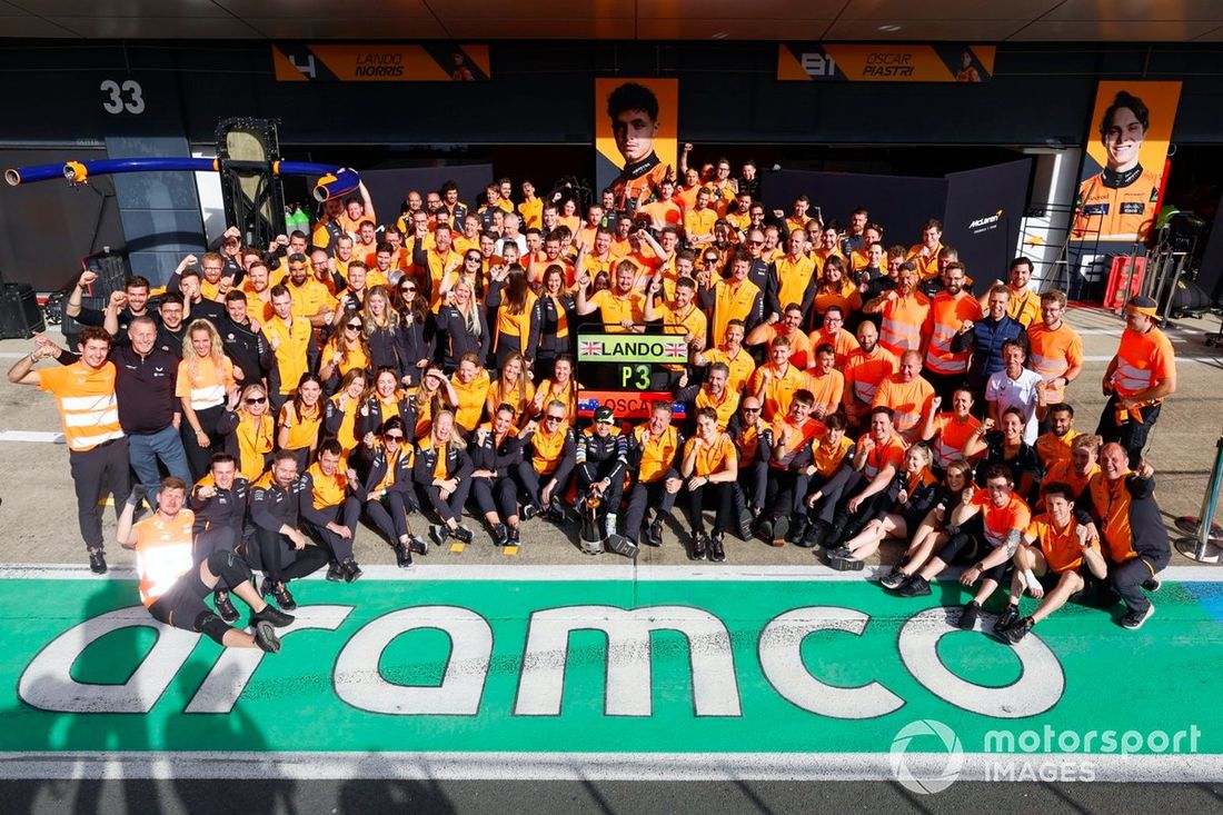 Lando Norris, McLaren F1 Team, 3ª posición, Zak Brown, CEO, McLaren Racing, Oscar Piastri, McLaren F1 Team, Andrea Stella, Team Principal, McLaren F1 Team, el equipo McLaren celebra después de la carrera.