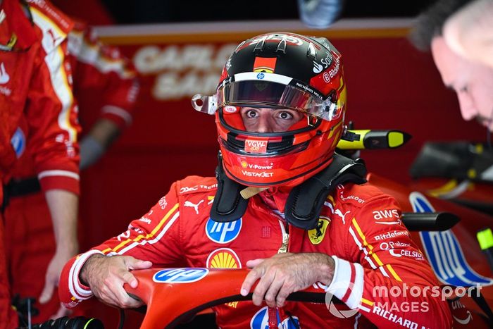 Carlos Sainz, Scuderia Ferrari, entra no seu cockpit