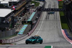 El coche médico en pista al inicio del Sprint