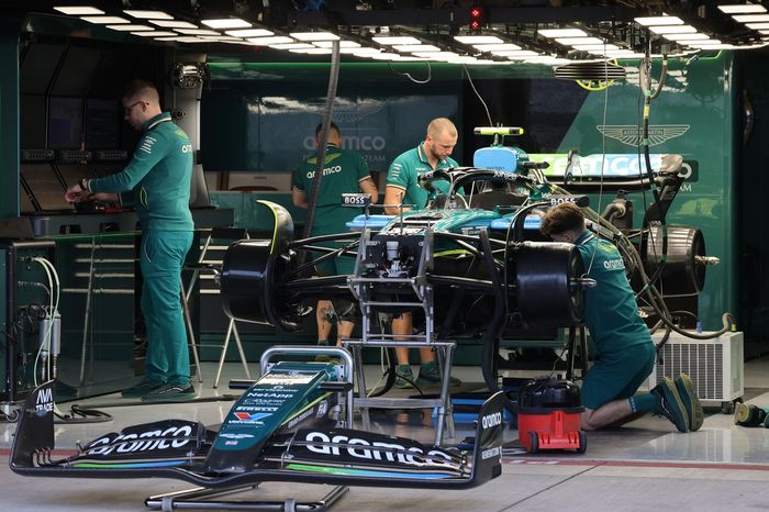Aston Martin AMR24 en el garaje