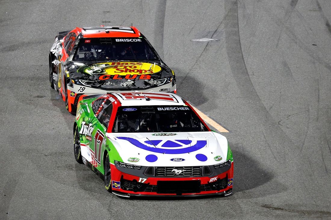 Chris Buescher, Roush Fenway Keselowski Racing Ford, Chase Briscoe, Joe Gibbs Racing Toyota