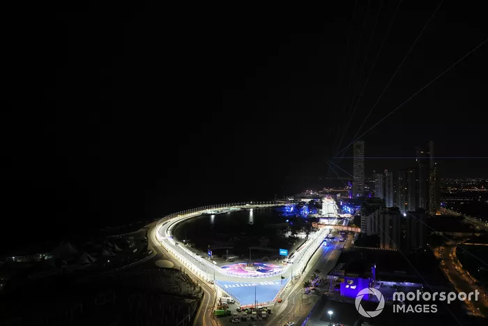 Una vista del circuito iluminado por la noche