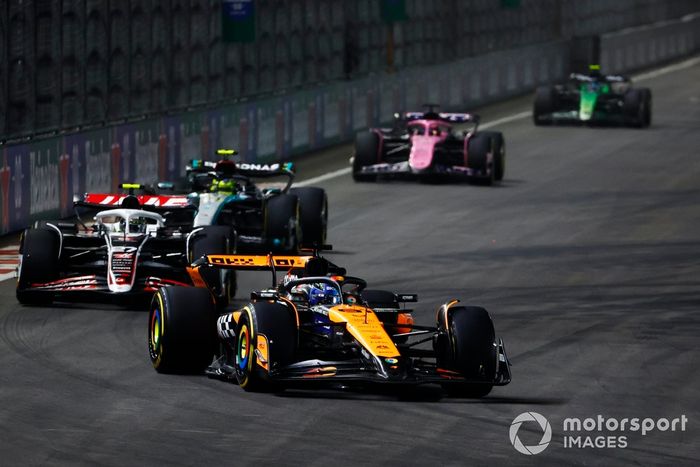 Oscar Piastri, McLaren MCL38, Nico Hulkenberg, Haas VF-24, Lewis Hamilton, Mercedes F1 W15