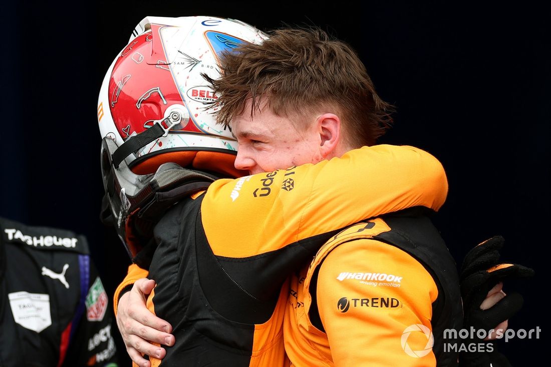 Sam Bird , NEOM McLaren Formula E Team abraza al tercer clasificado Taylor Barnard , NEOM McLaren Formula E Team en señal de felicitación