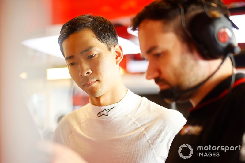 Ryo Hirakawa, Haas F1 Team, con su ingeniero