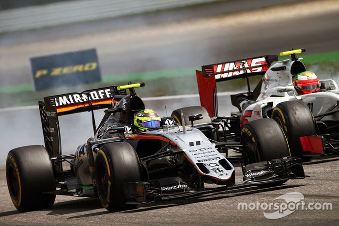 Sergio Perez, Sahara Force India F1 VJM09 y Esteban Gutierrez, Haas F1 Team VF-16 luchan por la posición