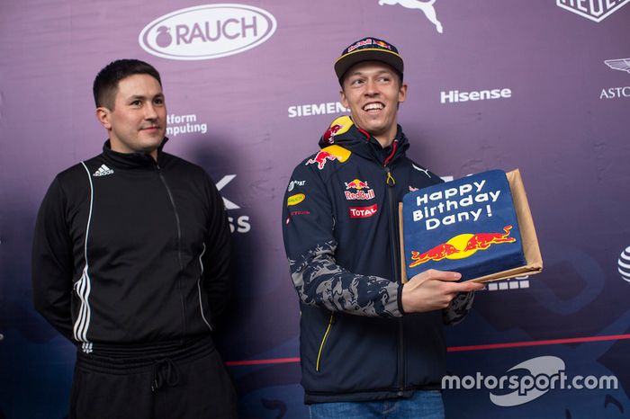 Daniil Kvyat ganha bolo de aniversário