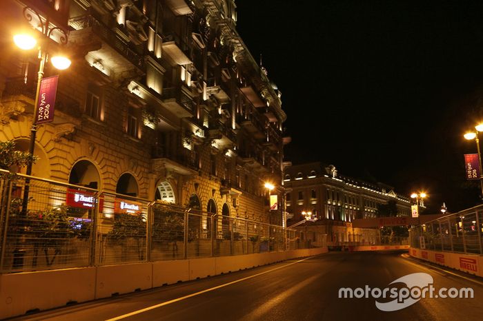 La noche descansa de coches, pero deja fotos así
