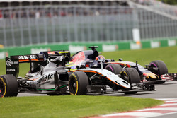 Sergio Pérez, Sahara Force India F1 VJM09 y Daniil Kvyat, Scuderia Toro Rosso STR11 luchan por la po