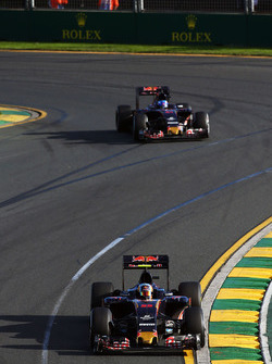 Карлос Сайнс мл., Scuderia Toro Rosso STR11 едет впереди Макса Ферстаппена, Scuderia Toro Rosso STR1