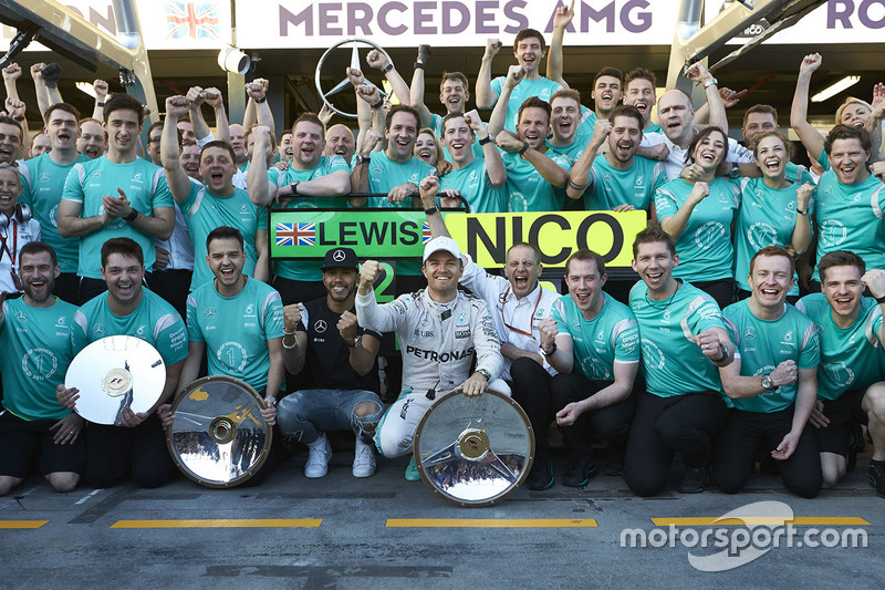 Ganador Nico Rosberg, Mercedes AMG F1 Team, y el segundo lugar Lewis Hamilton, Mercedes AMG F1 Team celebran con el equipo