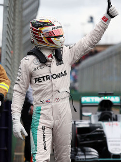Обладатель поула - Льюис Хэмилтон, Mercedes AMG F1 Team празднует в закрытом парке