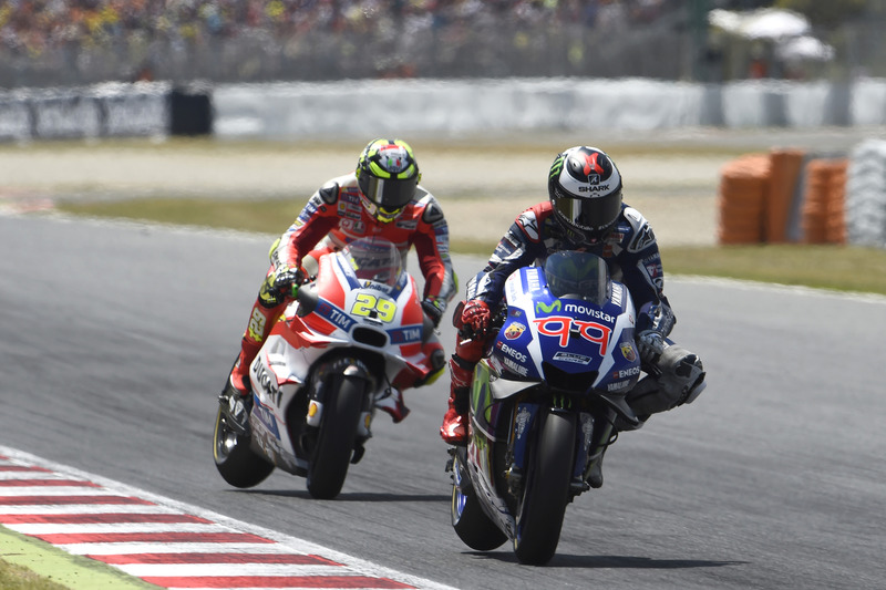 Jorge Lorenzo, Yamaha Factory Racing poco prima che Andrea Iannone, Ducati Team gli vada addosso