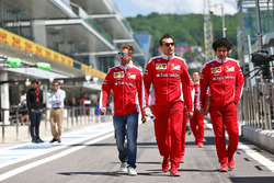 Sebastian Vettel, Ferrari, ispeziona il circuito con la squadra