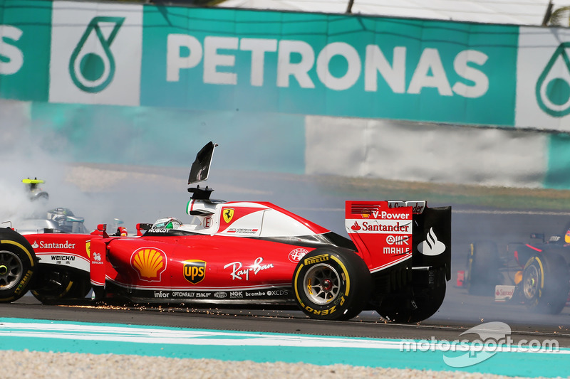 Sebastian Vettel, Ferrari SF16-H y Nico Rosberg, Mercedes AMG F1 W07 Hybrid chocan en el inicio de l