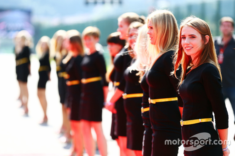 Grid girls nella sfilata dei piloti