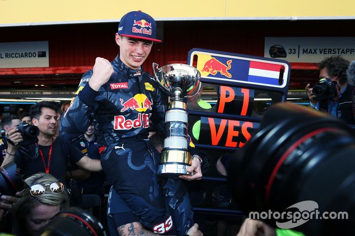 Ganador, Max Verstappen, Red Bull Racing celebra con el equipo