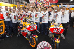 Le vainqueur Marc Marquez, Repsol Honda Team fête sa victoire avec l'équipe