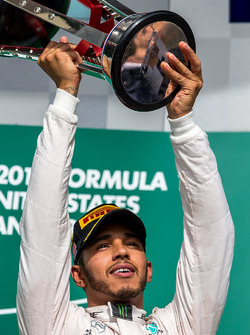 Переможець гонки Льюїс Хемілтон, Mercedes AMG F1 святкує на подіумі