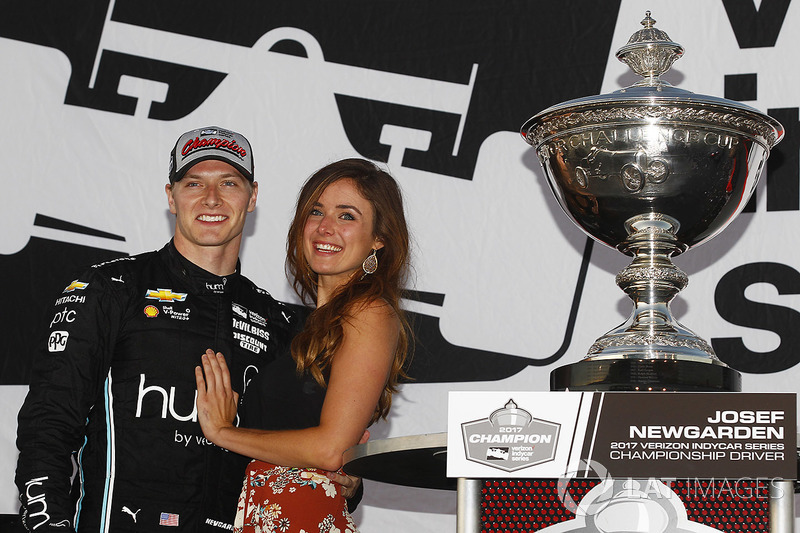Чемпіон сезону 2017 Джозеф Ньюгарден, Team Penske Chevrolet святкує перемогу